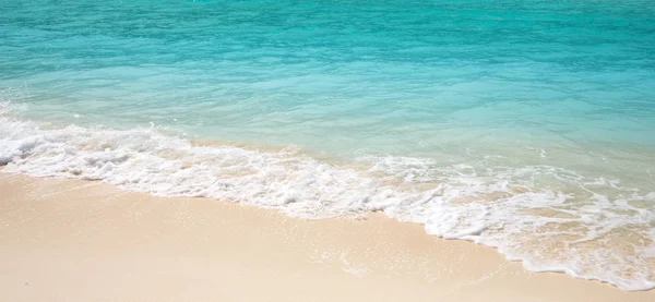 在马尔代夫与蓝色泻湖的热带海滩 — 图库照片