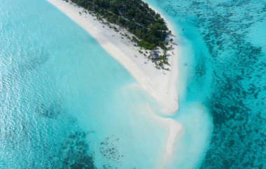 Maldivler ve tropikal plaj güzel havadan görünümü. Seyahat ve tatil kavramı