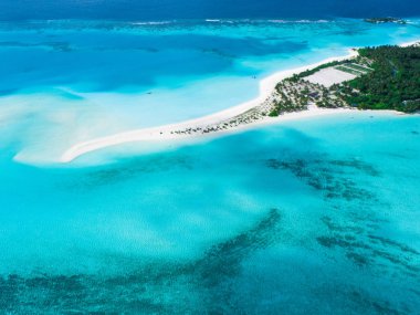 Maldivler ve tropikal plaj güzel havadan görünümü. Seyahat ve tatil kavramı