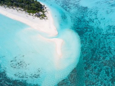 Maldivler ve tropikal plaj güzel havadan görünümü. Seyahat ve tatil kavramı