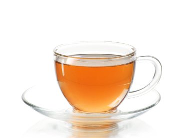 Beyaz arkaplanda izole edilmiş fincanda çay