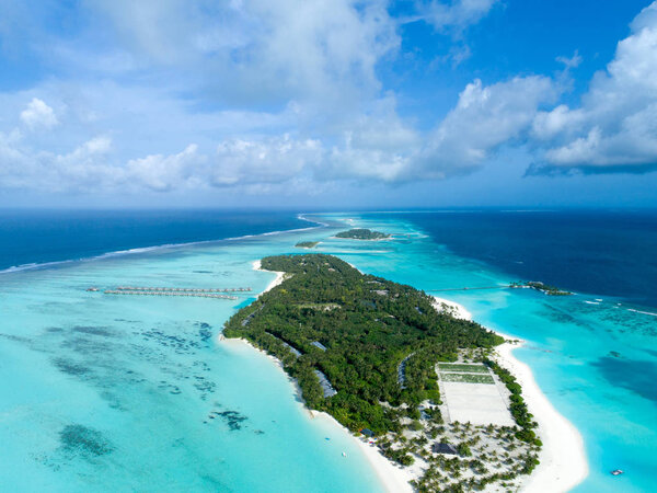 Beautiful aerial view of Maldives and tropical beach. Концепция путешествия и отдыха
