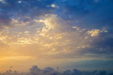  Turuncu gün batımı gökyüzü. Güzel gökyüzü.