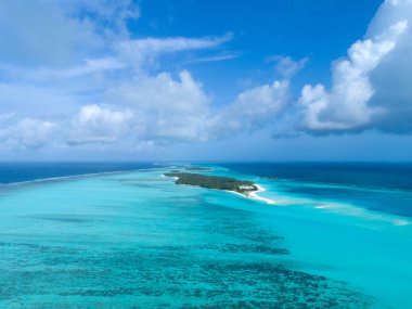Maldivler ve tropikal plaj güzel hava görünümü. Seyahat bir