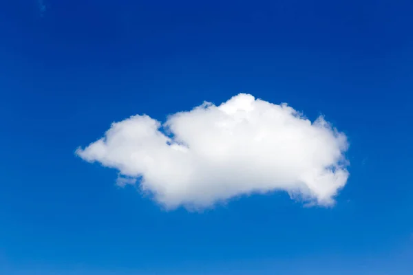 Küçük bulutlu mavi gökyüzü arkaplanı — Stok fotoğraf