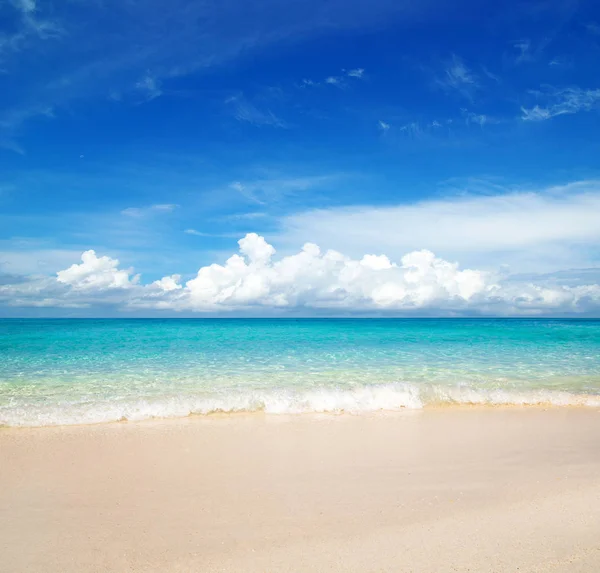 Morze i niebo. Idealna błękitna woda morska i błękitne niebo z białym flufem — Zdjęcie stockowe