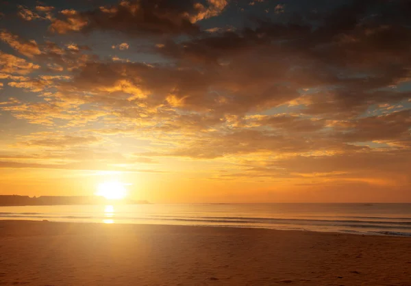 Beautiful sunset above the sea. sunset beach — Stock Photo, Image