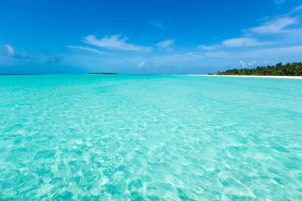 Ilha de Maldivas tropicais com praia de areia branca e mar. — Fotografia de Stock