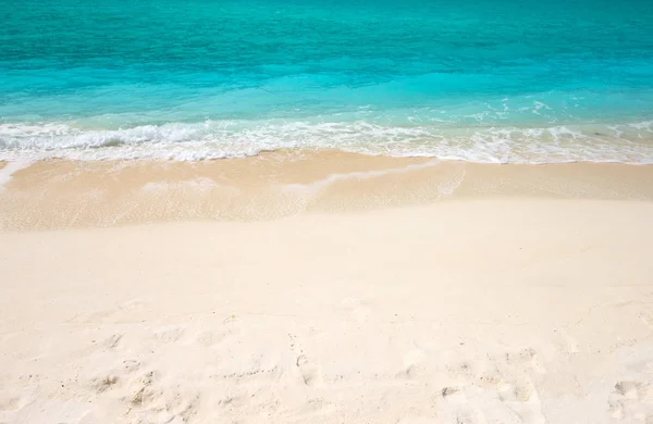 Tropisch strand in Maldiven met blauwe lagune — Stockfoto
