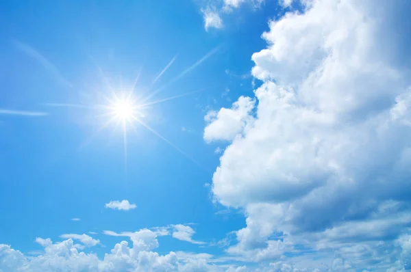 雲のある空の背景。雲と太陽 — ストック写真