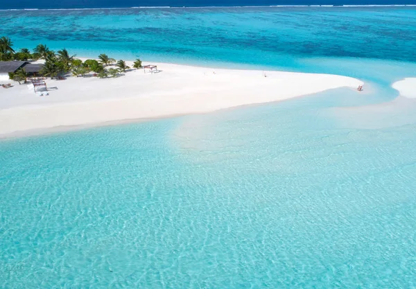 Belle vue aérienne sur les Maldives et la plage tropicale. Voyager et — Photo