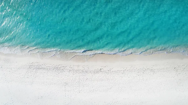 Bella vista aerea delle Maldive e della spiaggia tropicale. Viaggiare e — Foto Stock