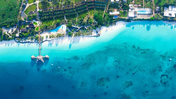 La hermosa isla tropical de Zanzíbar vista aérea. mar en Za — Foto de Stock