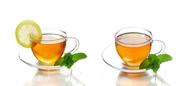 Чай в чашке с мятой и лимоном на белом фоне — стоковое фото