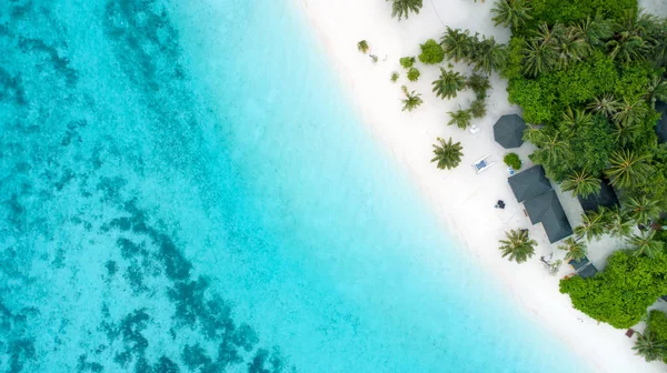 Piękny widok z lotu ptaka na Malediwach i tropikalnej plaży. Podróżuj — Zdjęcie stockowe