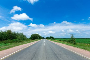 Çimenler ve mükemmel gökyüzü.