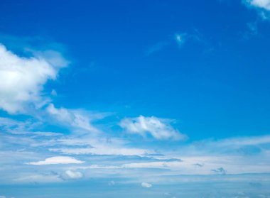 Küçük bulutlu mavi gökyüzü arkaplanı