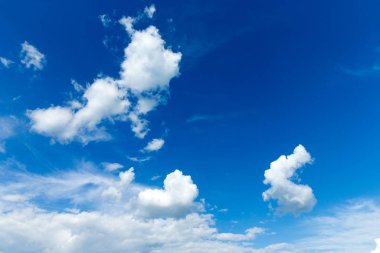 Küçük bulutlu mavi gökyüzü arkaplanı