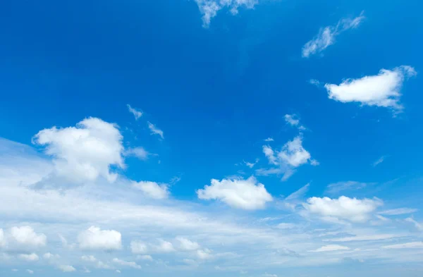 Синій фон неба з крихітними хмарами — стокове фото