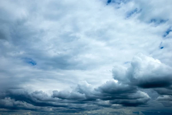 Cielo azul con nubes. naturaleza fondo — Foto de Stock