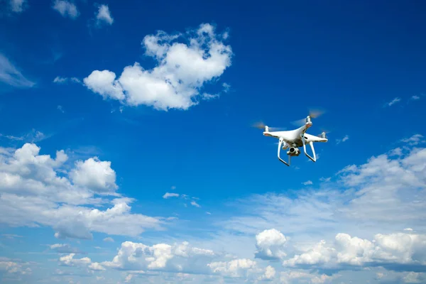 L'elicottero drone che vola con fotocamera digitale . — Foto Stock