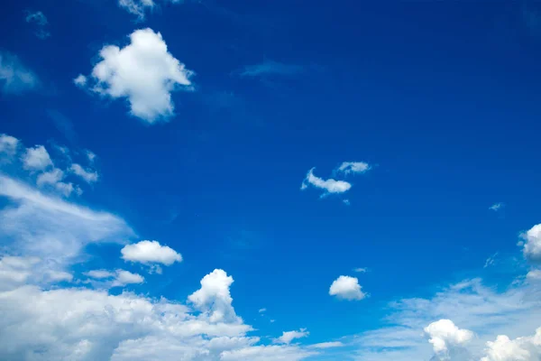 พื้นหลังท้องฟ้าสีฟ้าที่มีเมฆเล็ก ๆ — ภาพถ่ายสต็อก