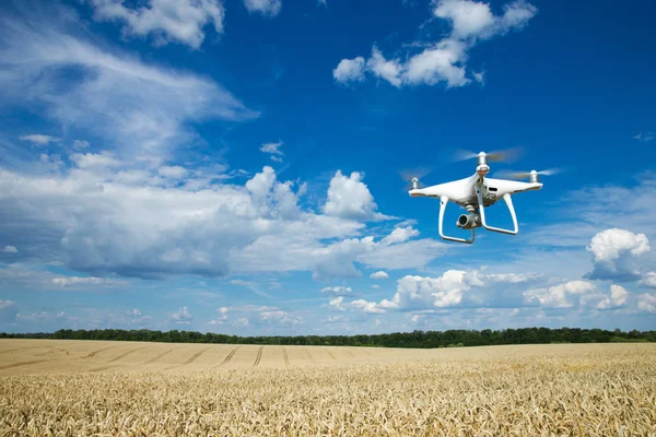 Der Drohnen-Hubschrauber fliegt mit Digitalkamera. — Stockfoto