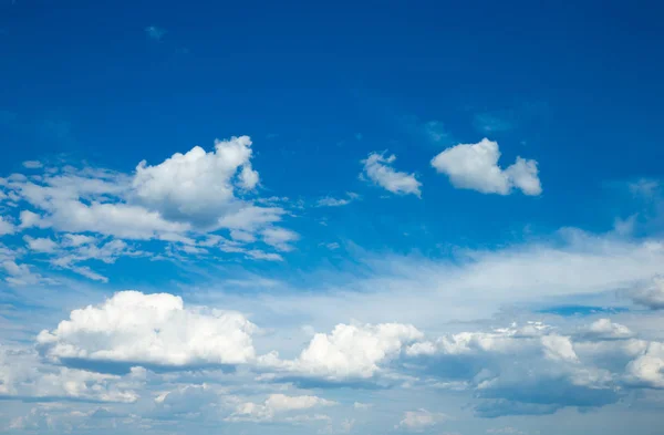 Blauwe lucht achtergrond met kleine wolken — Stockfoto