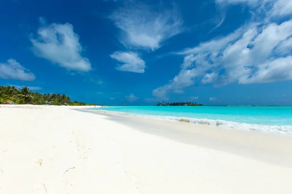 Playa y mar tropical. naturaleza fondo — Foto de Stock