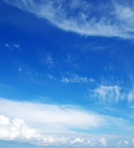 Sfondo cielo blu con piccole nuvole — Foto Stock