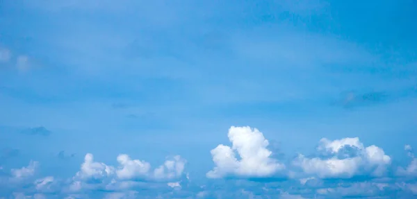 Fondo cielo azul con diminutas nubes. nubes en el cielo azul — Foto de Stock