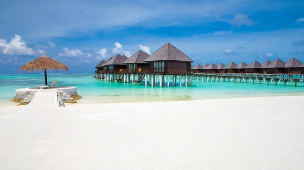 Plajı olan güzel tropik Maldivler adası. Sulu deniz. — Stok fotoğraf