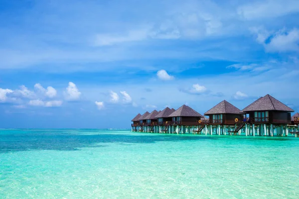 Чудовий тропічний Мальдівський острів з пляжем. Море з водою. — стокове фото
