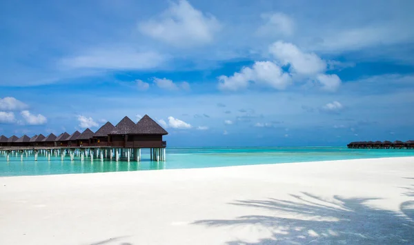Hermosa isla tropical de Maldivas con playa. Mar con bu de agua —  Fotos de Stock