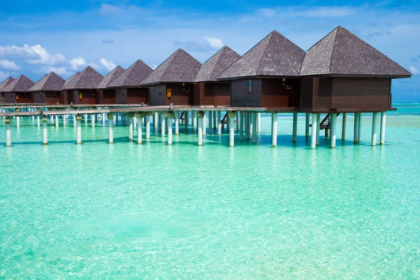 Schöne tropische Insel der Malediven mit Strand. Meer mit Wasser bu — Stockfoto