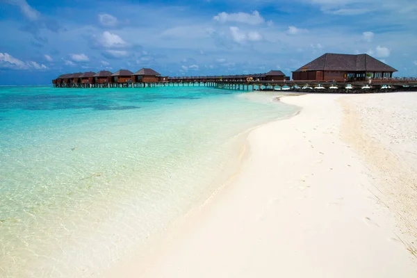 Bella isola delle Maldive tropicali con spiaggia. Mare con acqua bu — Foto Stock