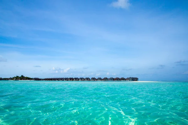Чудовий тропічний Мальдівський острів з пляжем. Море з водою. — стокове фото