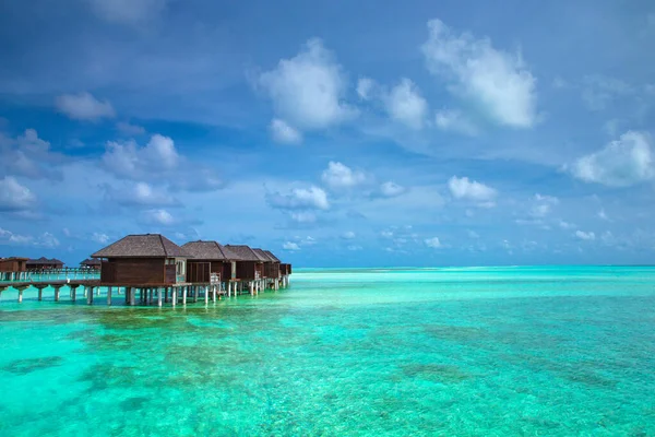 Hermosa isla tropical de Maldivas con playa. Mar con bu de agua — Foto de Stock