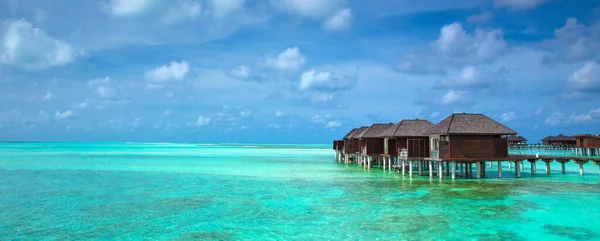 Hermosa isla tropical de Maldivas con playa. Mar con bu de agua —  Fotos de Stock