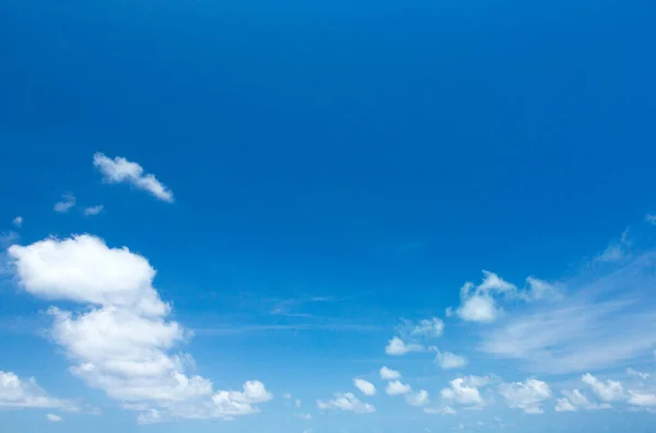 小さな雲と青空の背景。青い空の雲 — ストック写真