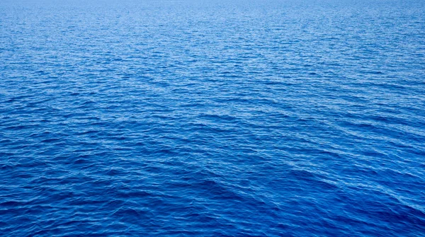 Голубая вода с солнечными отражениями. Морской фон — стоковое фото