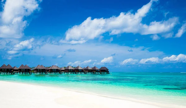 Beautiful tropical Maldives island with beach. Sea with water bu — Stock Photo, Image