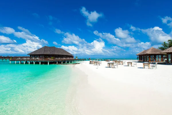 马尔代夫海滩的风景。热带海。二.总结的背景 — 图库照片