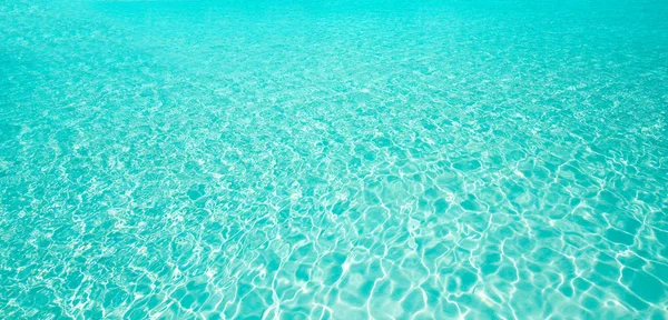 Água azul com reflexos solares. Fundo marinho — Fotografia de Stock