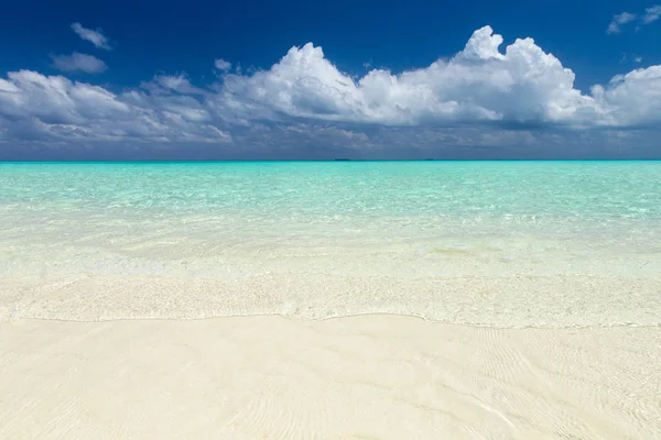 Pláž a krásné tropické moře. tropická pláž na Maledivách — Stock fotografie