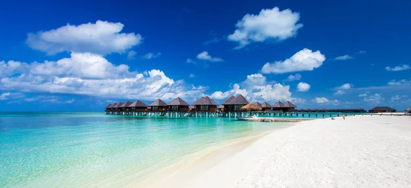 Пляж с белым песком, бирюзовой океанской водой и голубым небом с c — стоковое фото