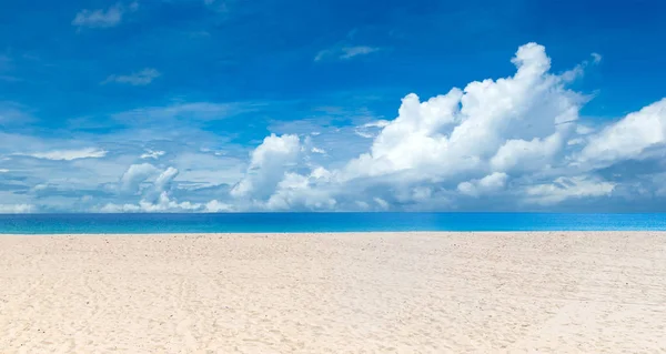 Tropická pláž na Srí Lance. moře krajina — Stock fotografie