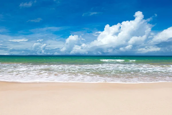 Spiaggia e bellissimo mare tropicale. — Foto Stock