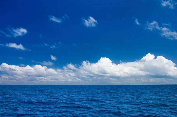 Doskonałe niebo i woda Oceanu Indyjskiego — Zdjęcie stockowe