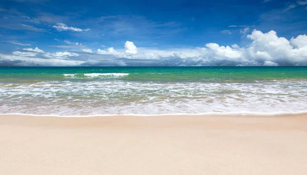 Plage et belle mer tropicale. — Photo